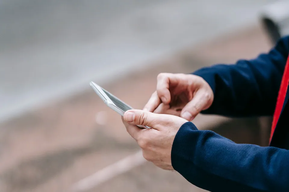 Persona utilizando una aplicación desde su celular