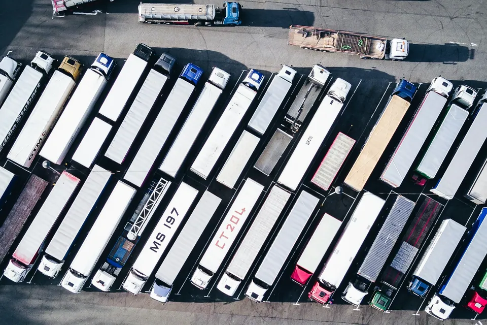 Vista aérea de una operación de transporte y logística