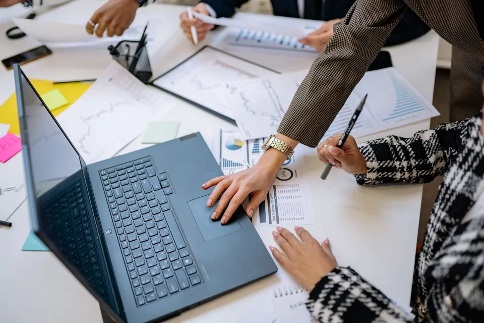 Equipo analizando información y gráficos de negocio